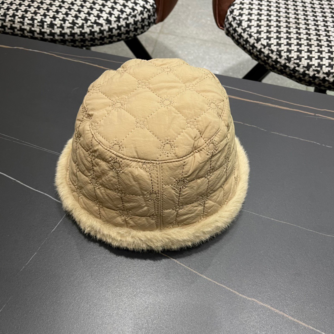  MONCLER蒙口🎩秋新款羽绒毛绒加厚高品质秋冬渔夫帽超火爆💖质感很赞，出街超好搭配！