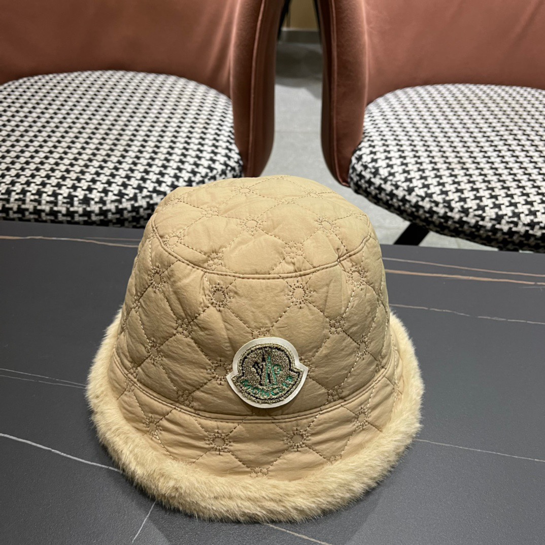  MONCLER蒙口🎩秋新款羽绒毛绒加厚高品质秋冬渔夫帽超火爆💖质感很赞，出街超好搭配！