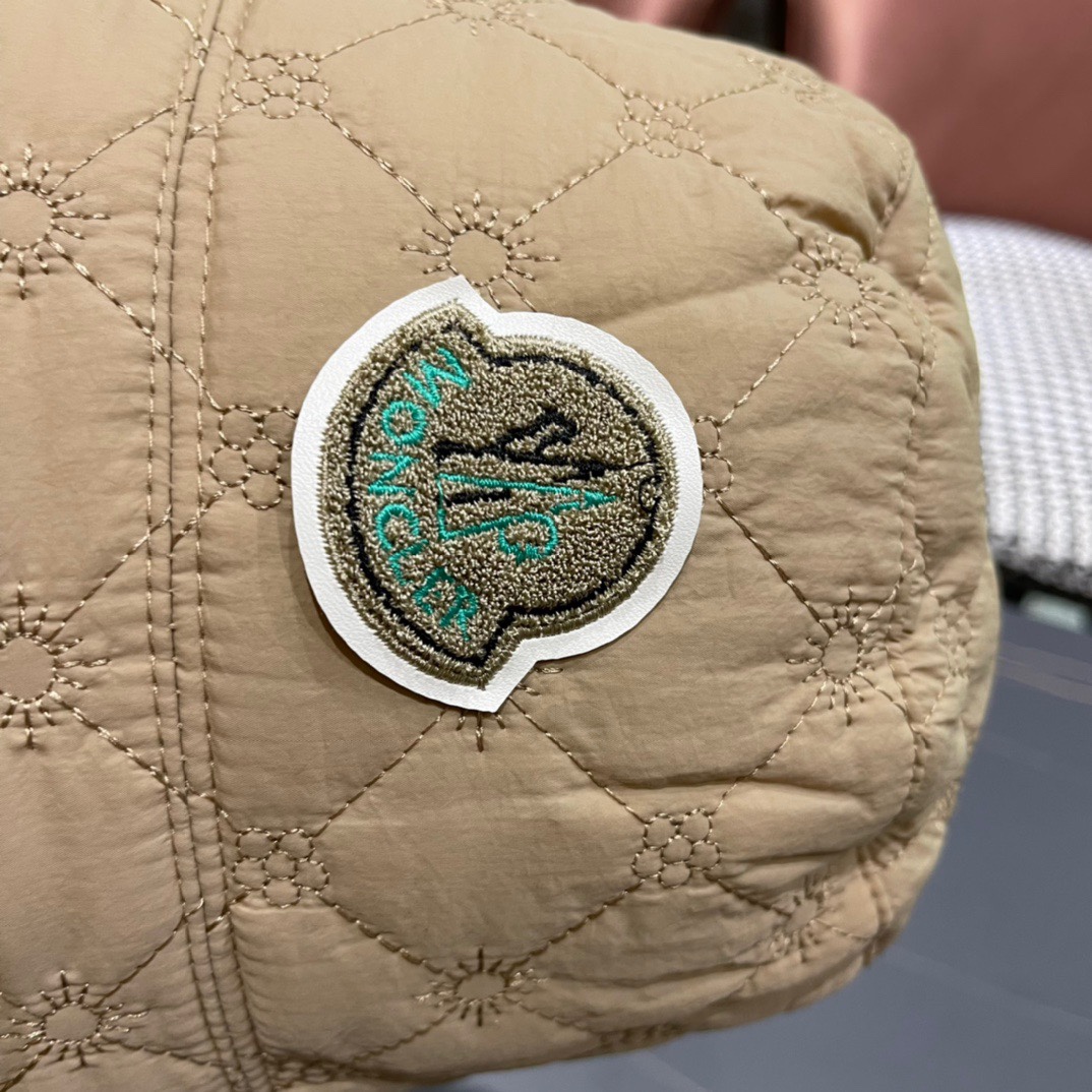  MONCLER蒙口🎩秋新款羽绒毛绒加厚高品质秋冬渔夫帽超火爆💖质感很赞，出街超好搭配！