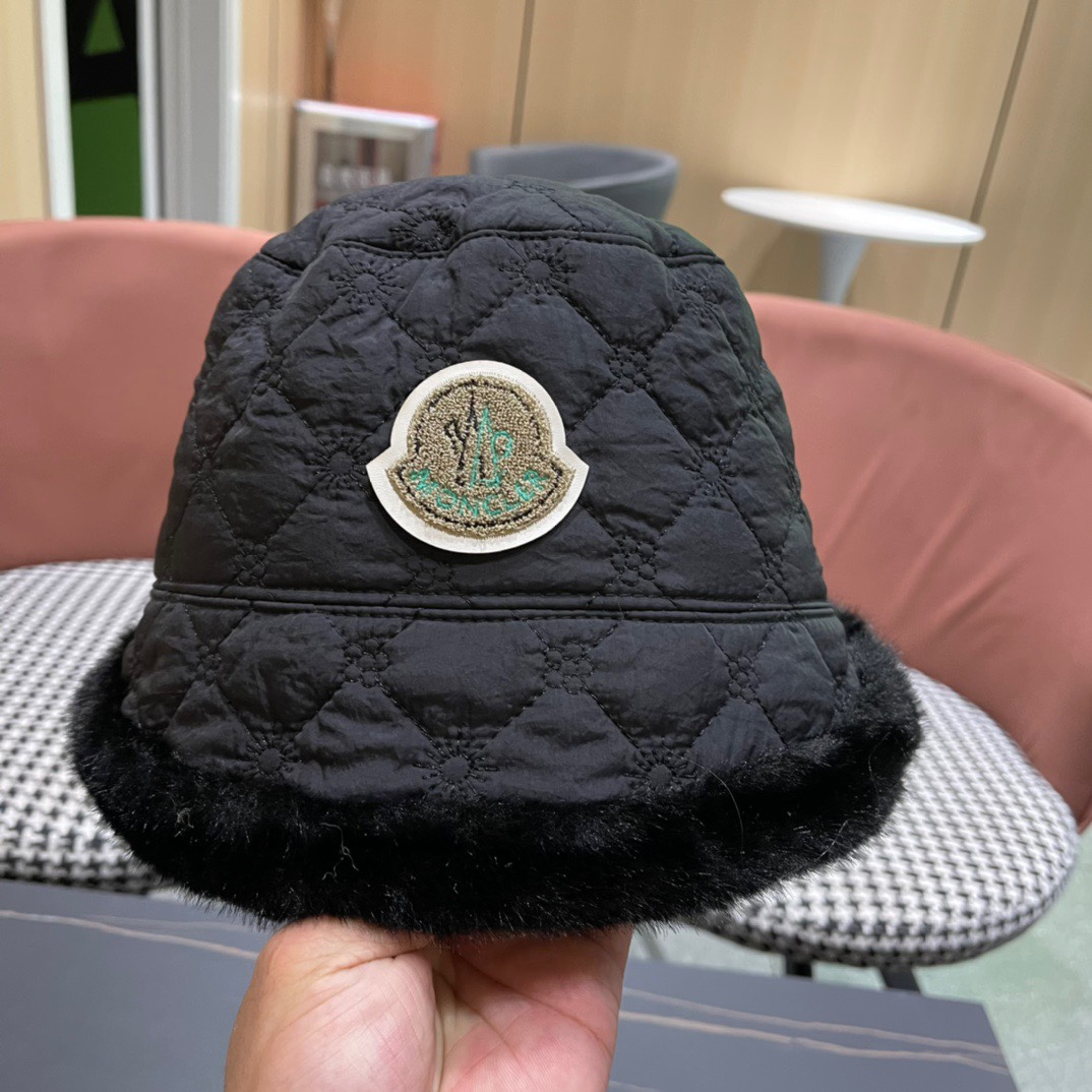  MONCLER蒙口🎩秋新款羽绒毛绒加厚高品质秋冬渔夫帽超火爆💖质感很赞，出街超好搭配！