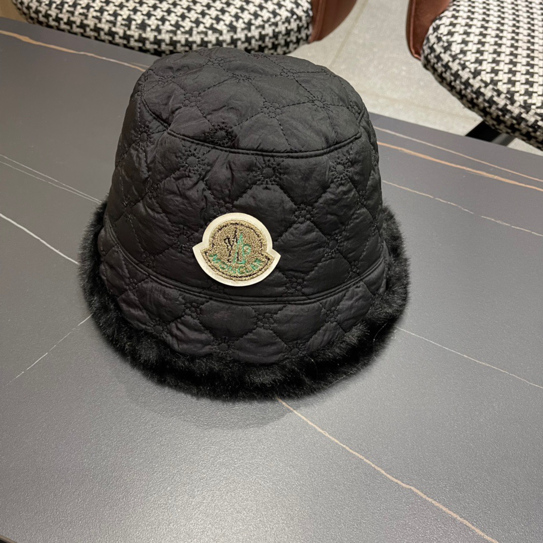  MONCLER蒙口🎩秋新款羽绒毛绒加厚高品质秋冬渔夫帽超火爆💖质感很赞，出街超好搭配！