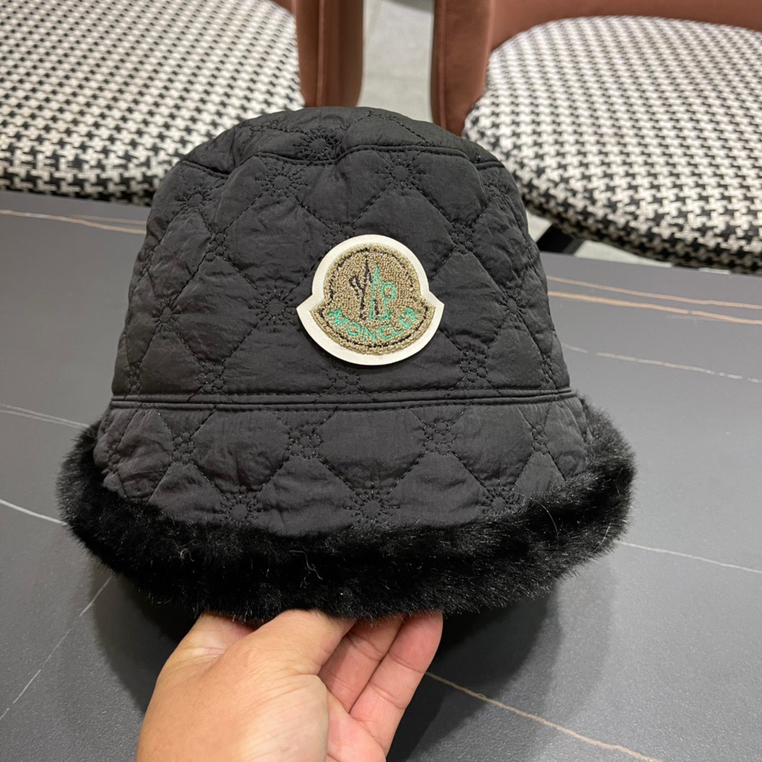  MONCLER蒙口🎩秋新款羽绒毛绒加厚高品质秋冬渔夫帽超火爆💖质感很赞，出街超好搭配！