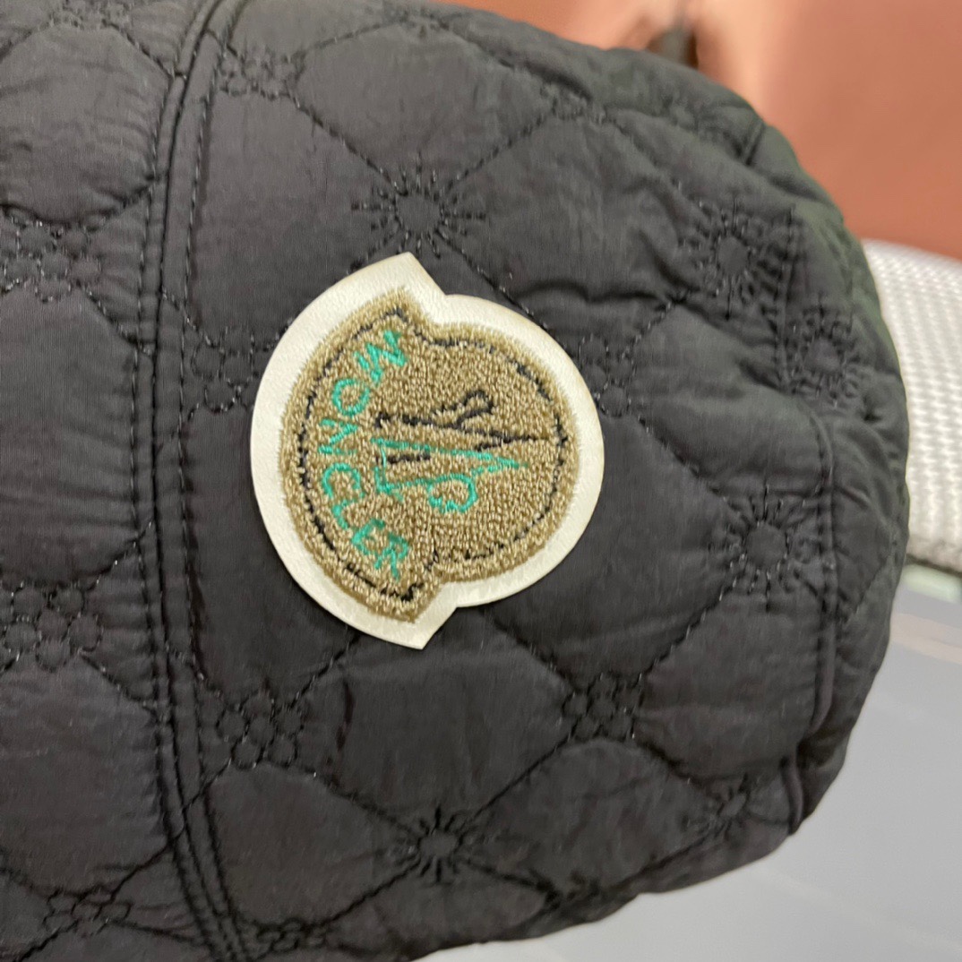  MONCLER蒙口🎩秋新款羽绒毛绒加厚高品质秋冬渔夫帽超火爆💖质感很赞，出街超好搭配！