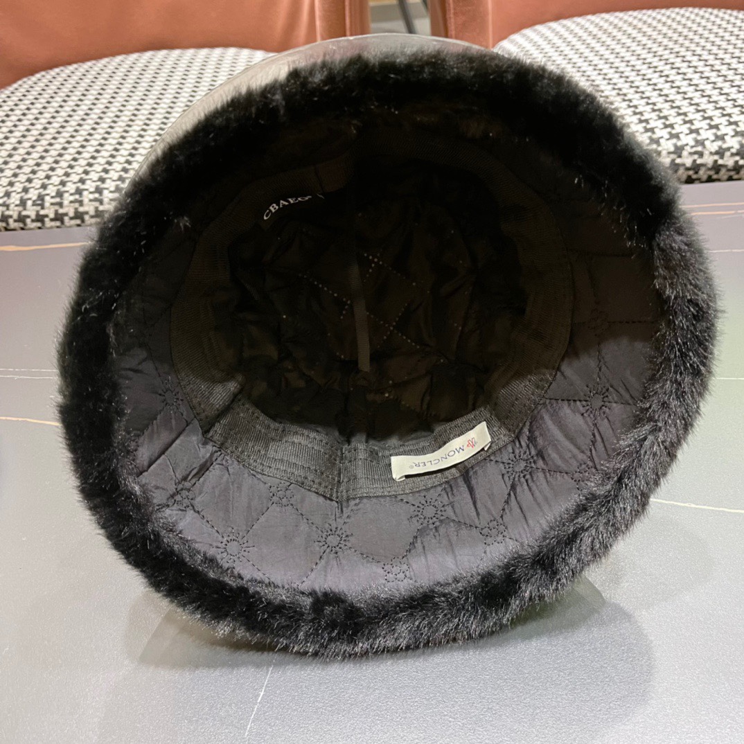  MONCLER蒙口🎩秋新款羽绒毛绒加厚高品质秋冬渔夫帽超火爆💖质感很赞，出街超好搭配！
