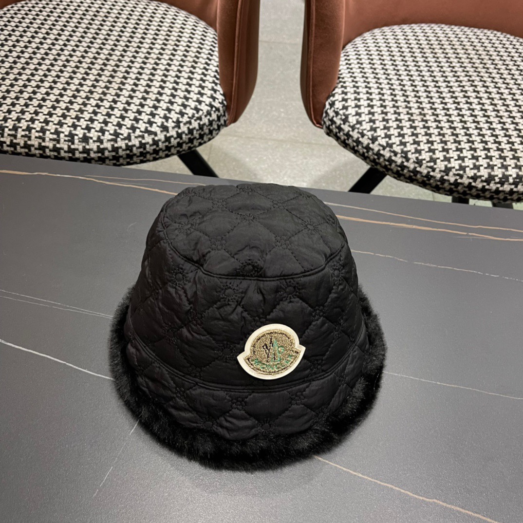  MONCLER蒙口🎩秋新款羽绒毛绒加厚高品质秋冬渔夫帽超火爆💖质感很赞，出街超好搭配！