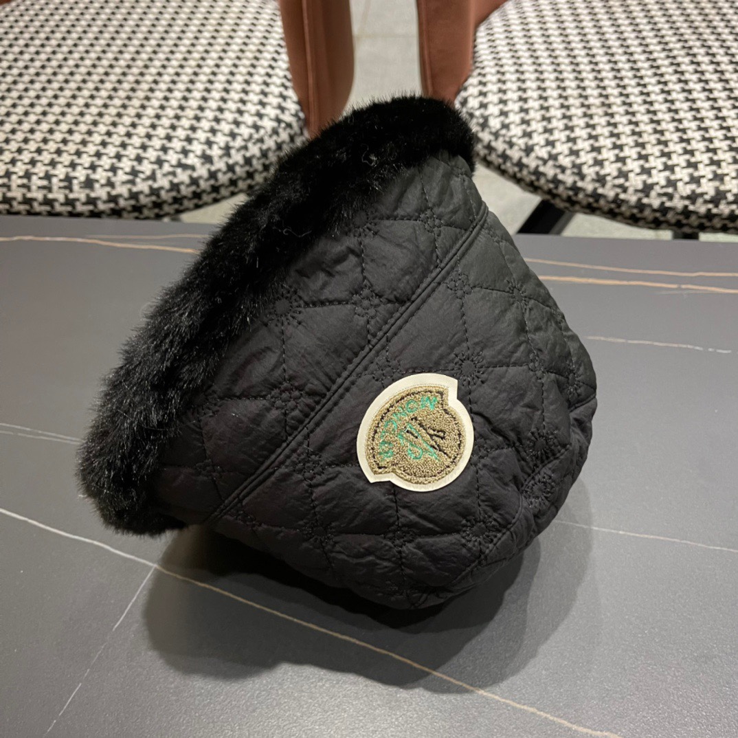  MONCLER蒙口🎩秋新款羽绒毛绒加厚高品质秋冬渔夫帽超火爆💖质感很赞，出街超好搭配！