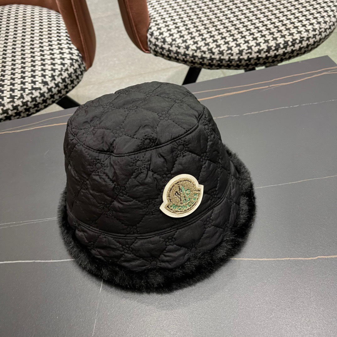 MONCLER蒙口🎩秋新款羽绒毛绒加厚高品质秋冬渔夫帽超火爆💖质感很赞，出街超好搭配！