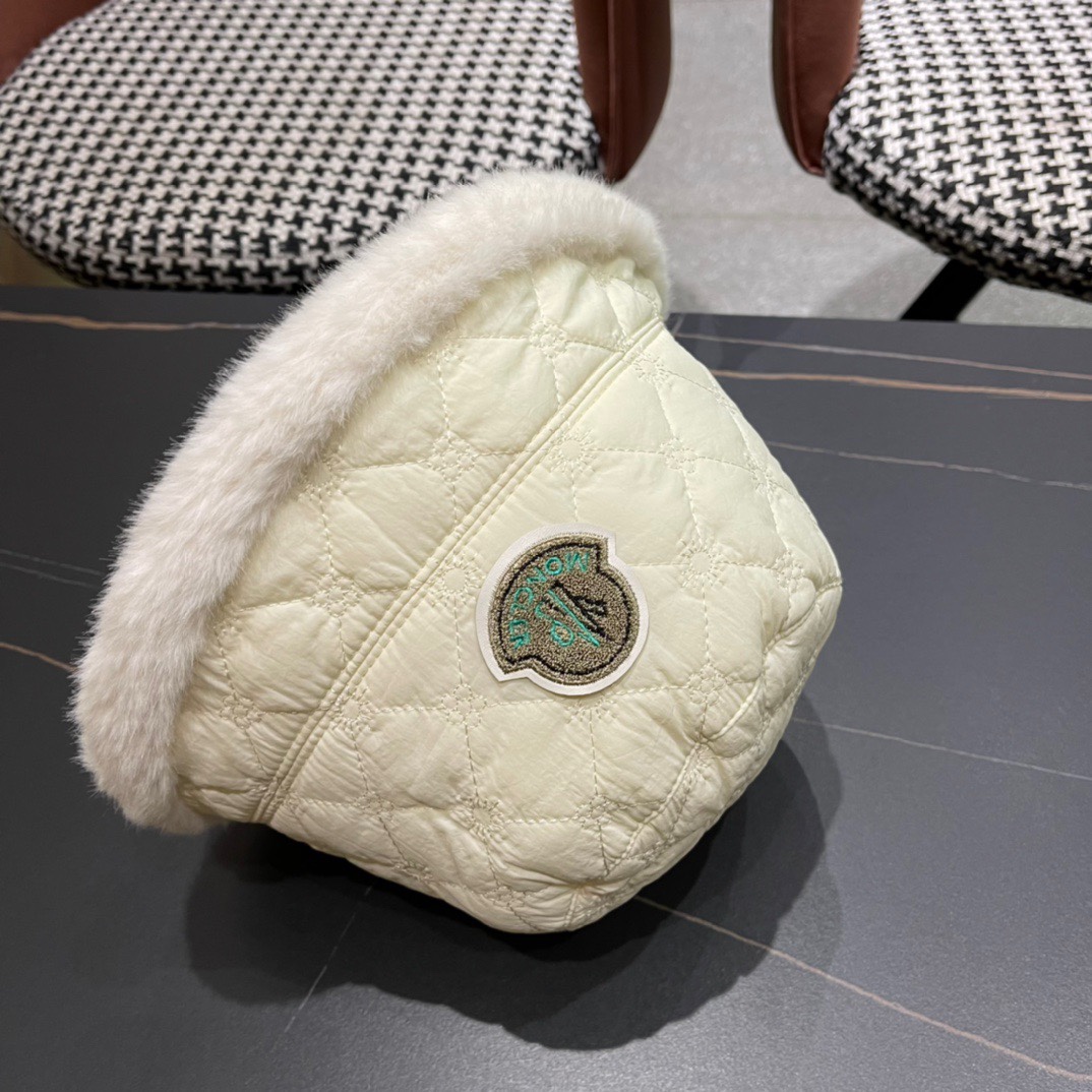  MONCLER蒙口🎩秋新款羽绒毛绒加厚高品质秋冬渔夫帽超火爆💖质感很赞，出街超好搭配！