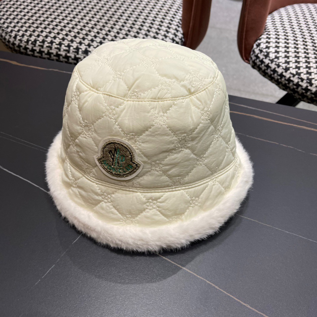  MONCLER蒙口🎩秋新款羽绒毛绒加厚高品质秋冬渔夫帽超火爆💖质感很赞，出街超好搭配！