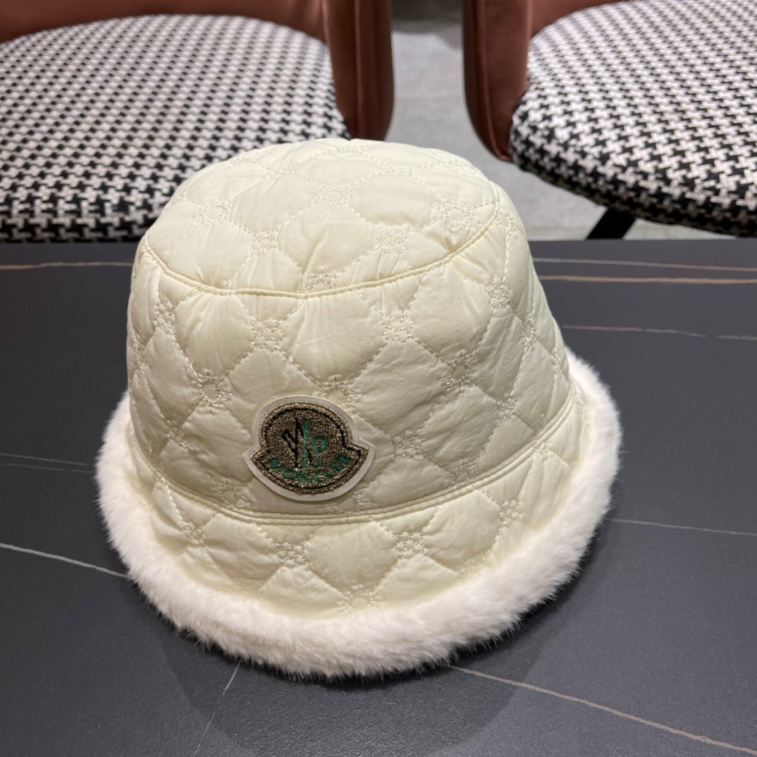  MONCLER蒙口🎩秋新款羽绒毛绒加厚高品质秋冬渔夫帽超火爆💖质感很赞，出街超好搭配！