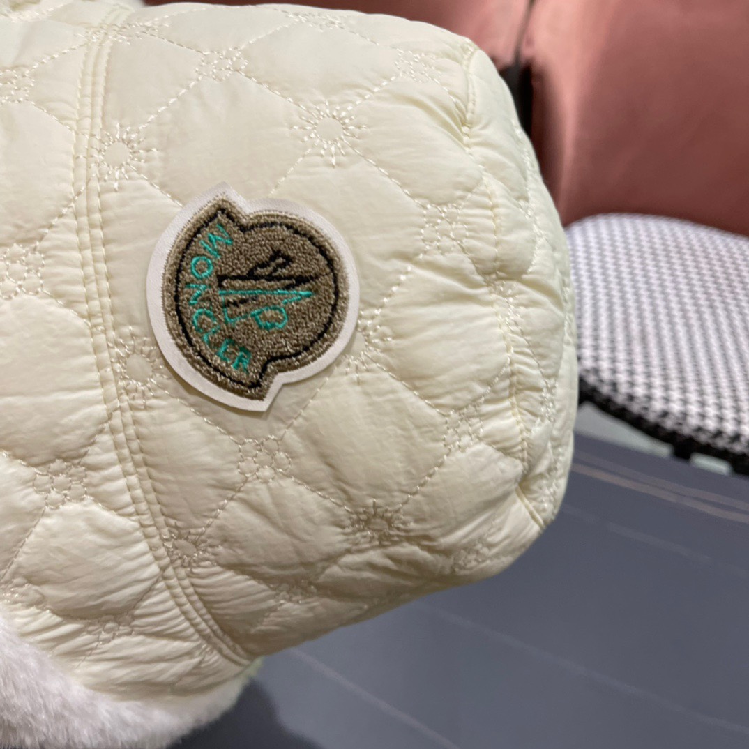  MONCLER蒙口🎩秋新款羽绒毛绒加厚高品质秋冬渔夫帽超火爆💖质感很赞，出街超好搭配！