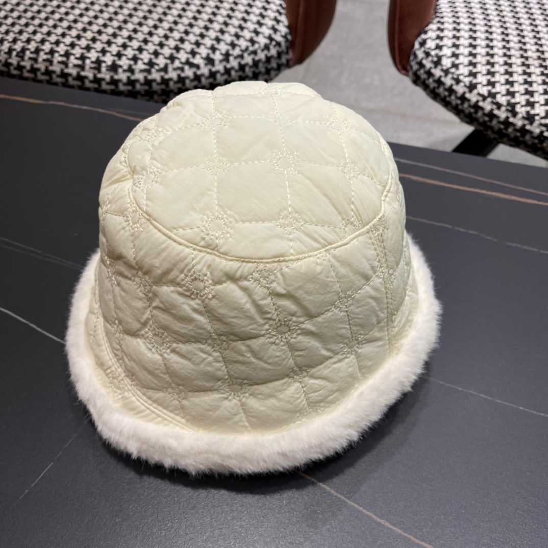  MONCLER蒙口🎩秋新款羽绒毛绒加厚高品质秋冬渔夫帽超火爆💖质感很赞，出街超好搭配！