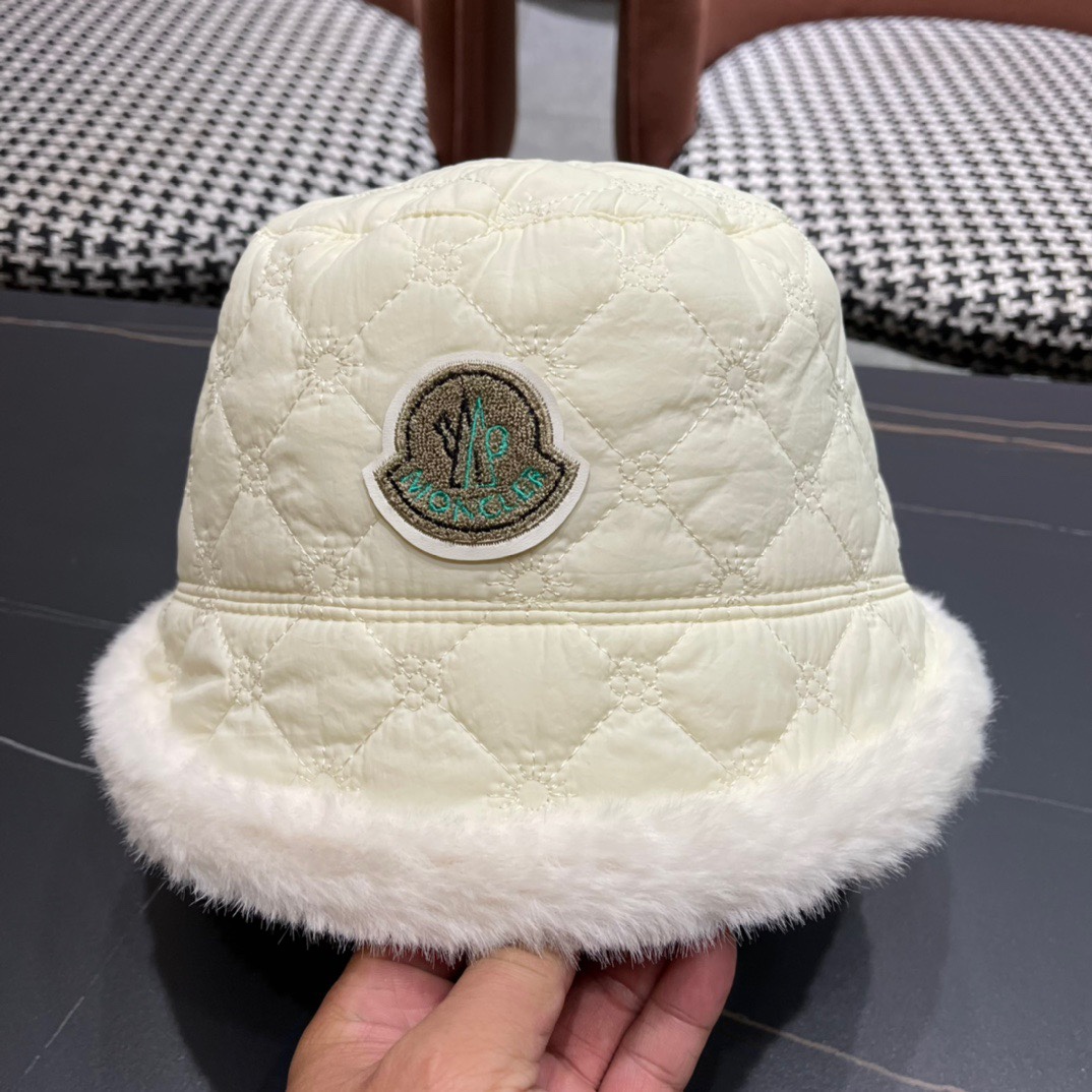  MONCLER蒙口🎩秋新款羽绒毛绒加厚高品质秋冬渔夫帽超火爆💖质感很赞，出街超好搭配！