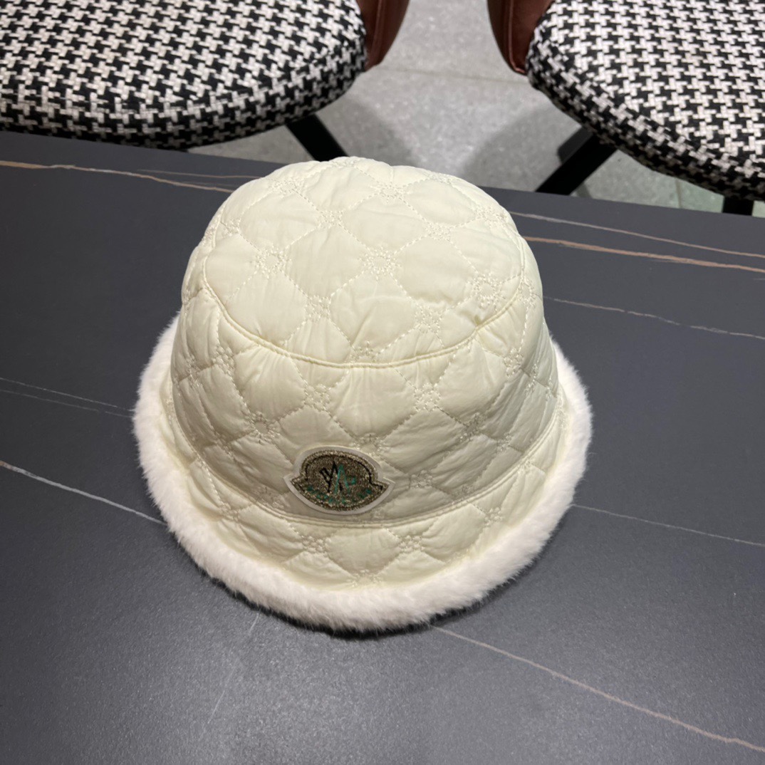  MONCLER蒙口🎩秋新款羽绒毛绒加厚高品质秋冬渔夫帽超火爆💖质感很赞，出街超好搭配！