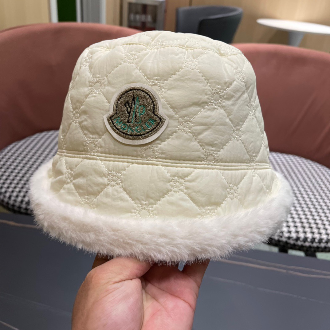  MONCLER蒙口🎩秋新款羽绒毛绒加厚高品质秋冬渔夫帽超火爆💖质感很赞，出街超好搭配！