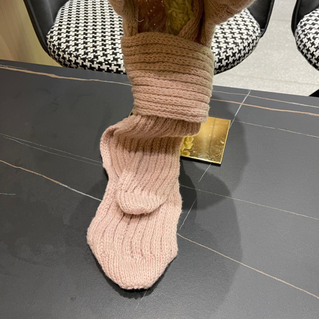 普拉达Prada 2024新款围巾一体毛绒渔夫帽女秋冬帽子冬款针织帽