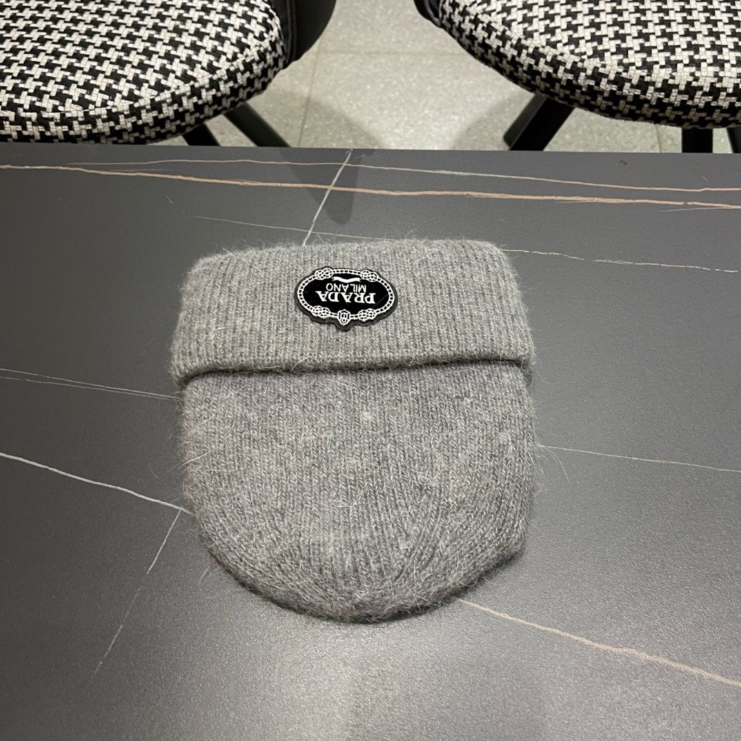 【PRADA普拉达】秋冬新款针织毛线帽，大牌系列，轻奢感满满.冬天出街必备