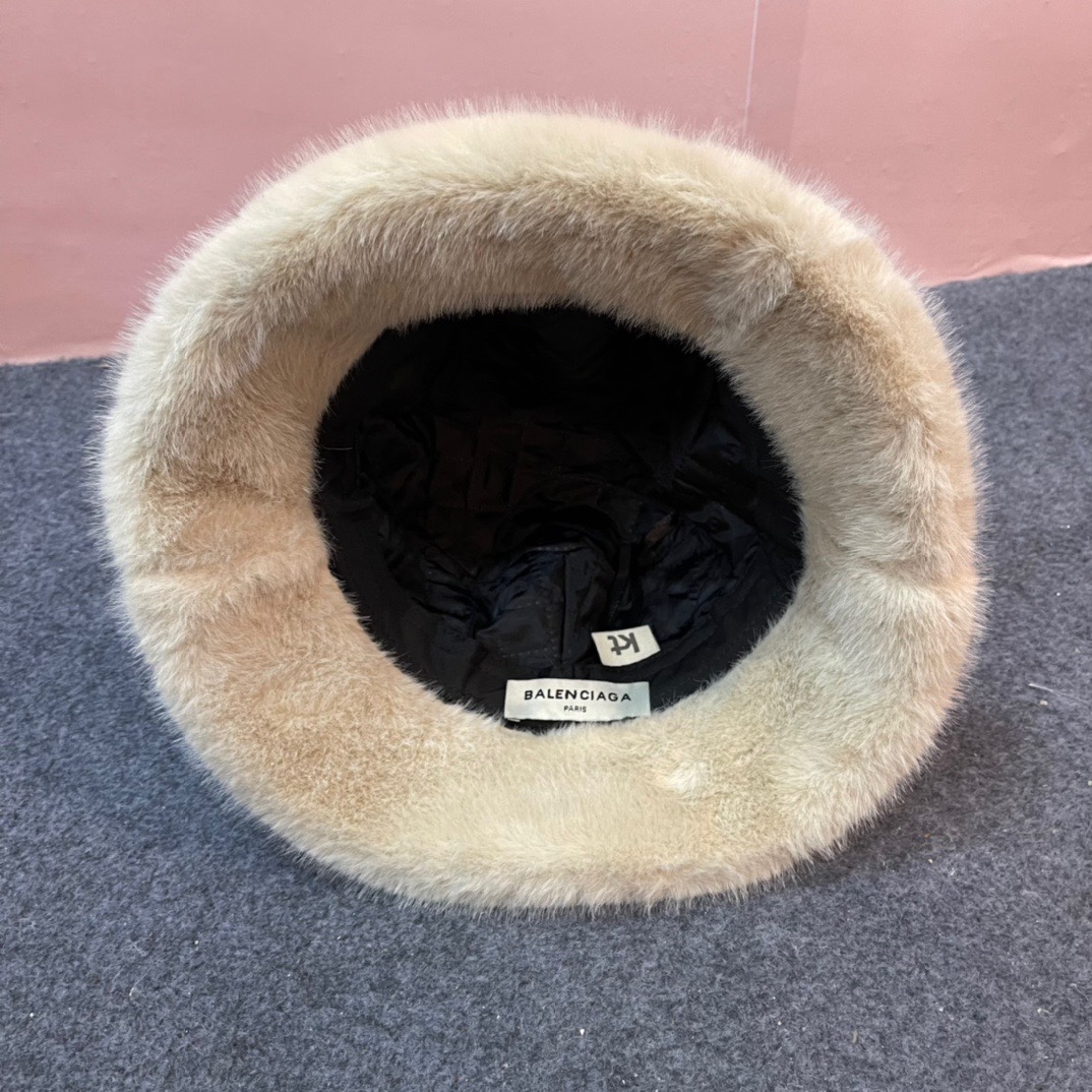 巴黎世家新款毛绒加边渔夫帽简单高级 防晒显脸小 帽身较软 可以随意折叠 方便携带