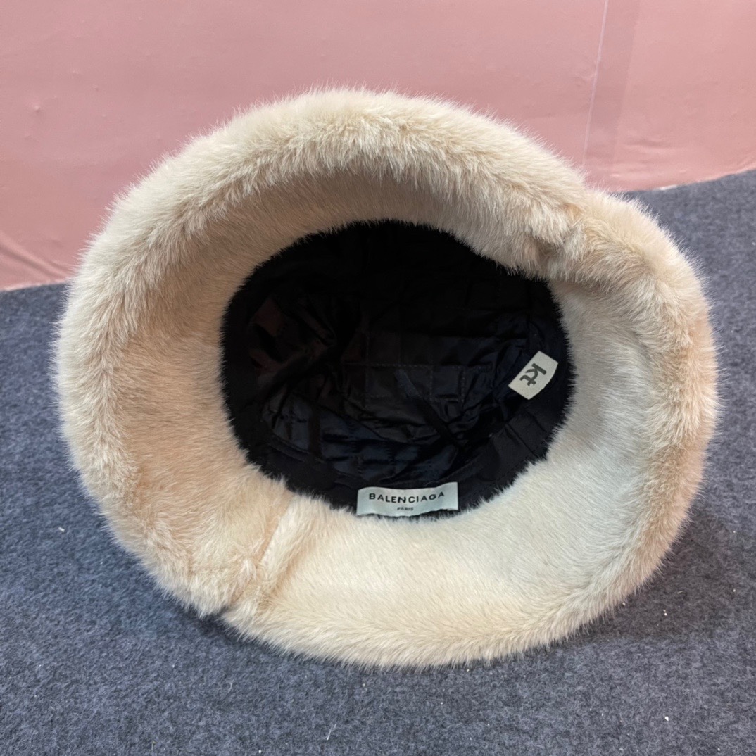 巴黎世家新款毛绒加边渔夫帽简单高级 防晒显脸小 帽身较软 可以随意折叠 方便携带