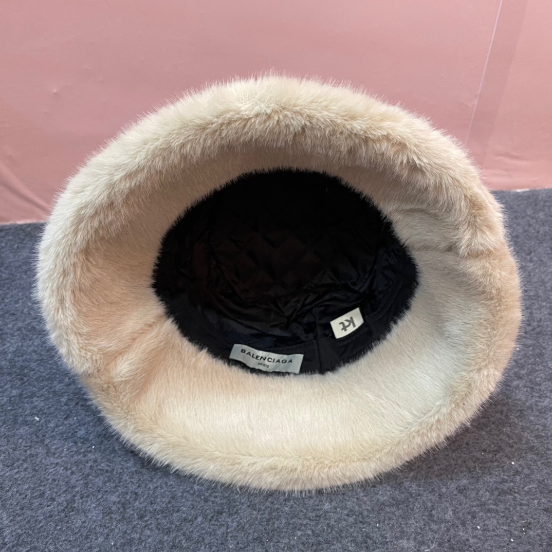 巴黎世家新款毛绒加边渔夫帽简单高级 防晒显脸小 帽身较软 可以随意折叠 方便携带