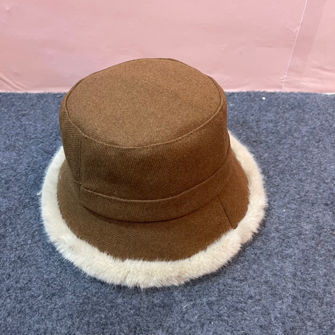 巴黎世家新款毛绒加边渔夫帽简单高级 防晒显脸小 帽身较软 可以随意折叠 方便携带