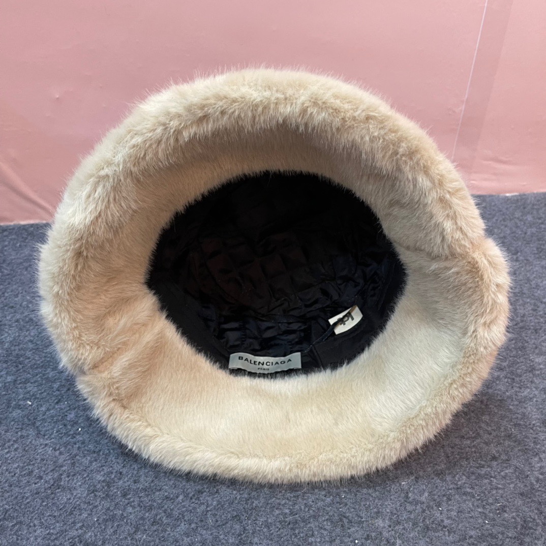 巴黎世家新款毛绒加边渔夫帽简单高级 防晒显脸小 帽身较软 可以随意折叠 方便携带