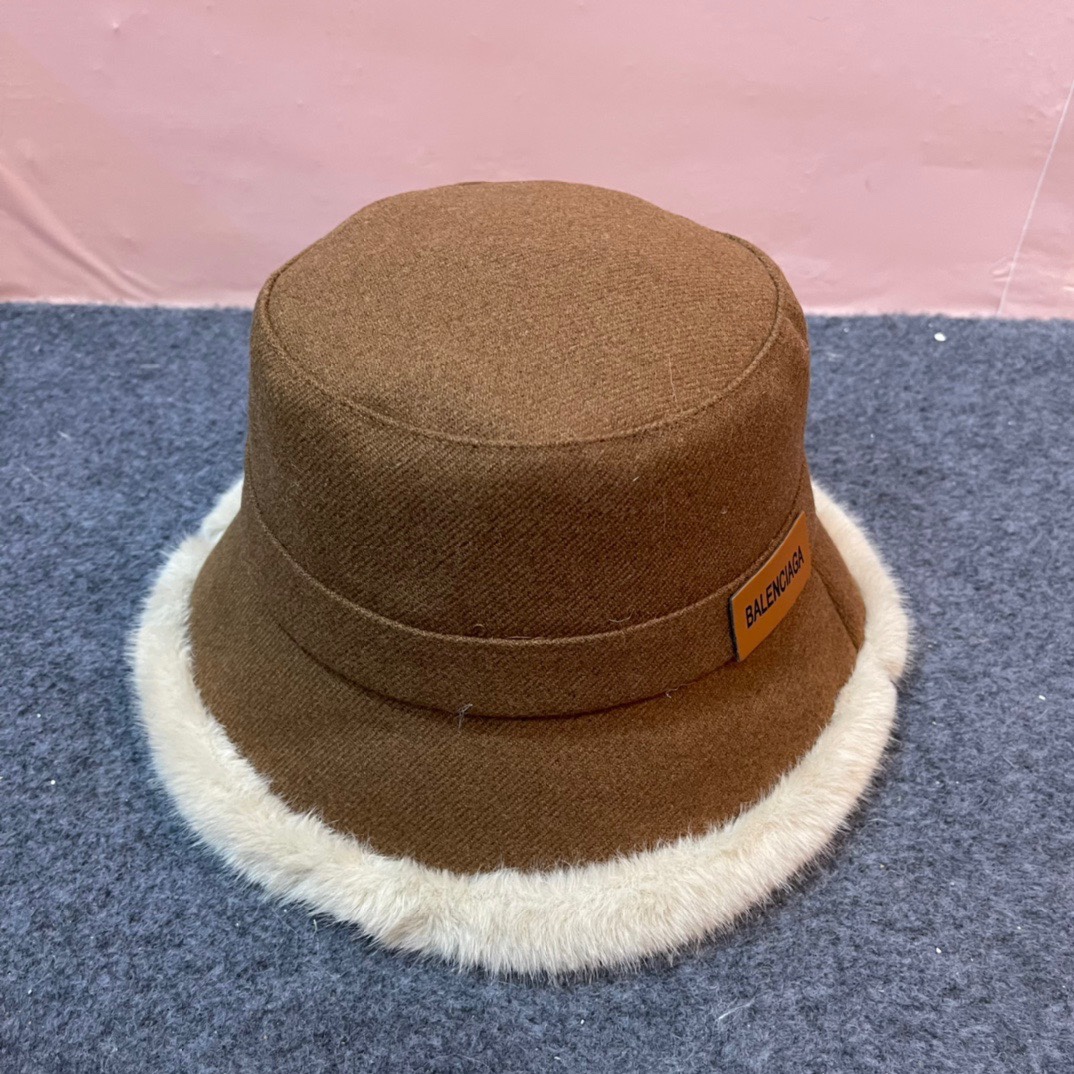 巴黎世家新款毛绒加边渔夫帽简单高级 防晒显脸小 帽身较软 可以随意折叠 方便携带