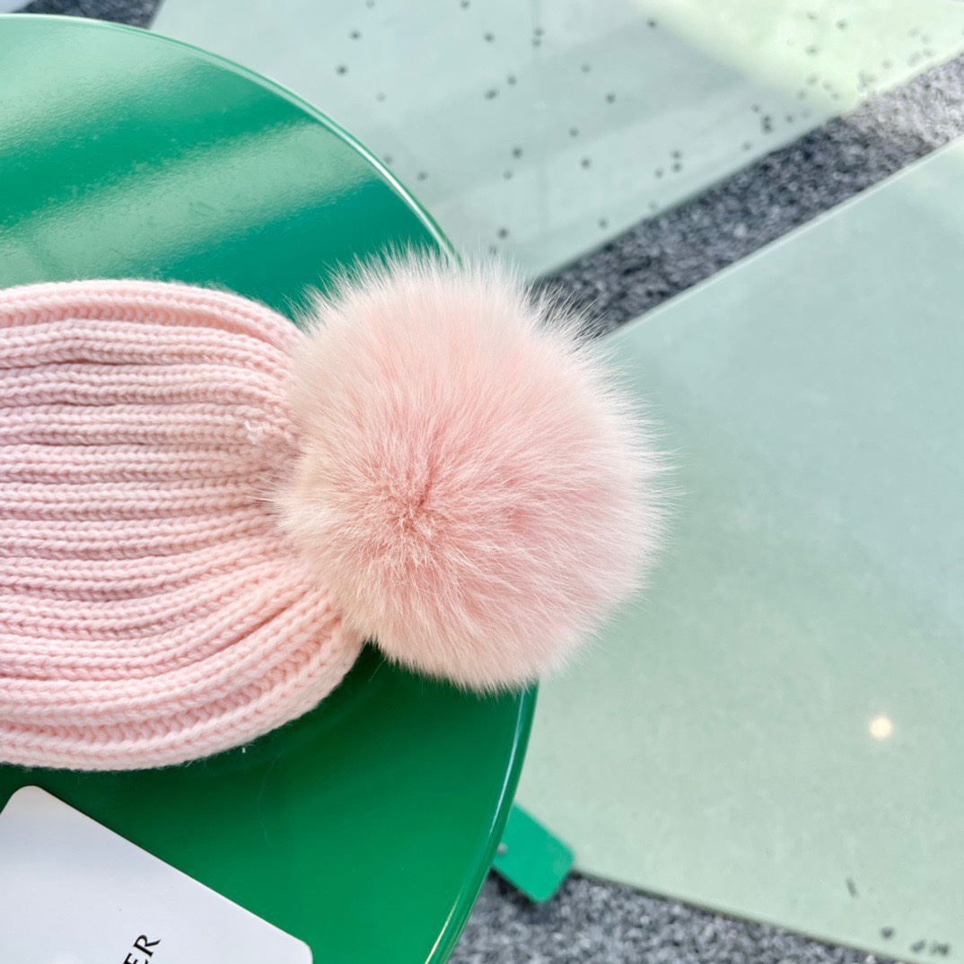 NO:217401,Moncler Moncler official website classic knitted hat, original single replica. Very soft and skin-friendly, very elastic, textured and very versatile style~ Warm cashmere wool hat, both size is elastic~ universal for men and women, can be worn for any head circumference. Super good quality, sincerely recommended hat Fisherman hat Baseball hat Knit hat, hat, christian louboutin, Moncler, Moncler, espadrilles, hats19860909蒙口Moncler盟可睐官网经典针织帽,原单复刻.非常柔软亲肤,弹性很好有质感又非常百搭的款式~保暖的 羊绒毛线帽,均码有弹性~男女通用,任何头围都可以佩戴.质量超好真心推荐帽子渔夫帽棒球帽针织帽,帽子,christian louboutin,Moncler,Moncler,espadrilles,hats,hat
