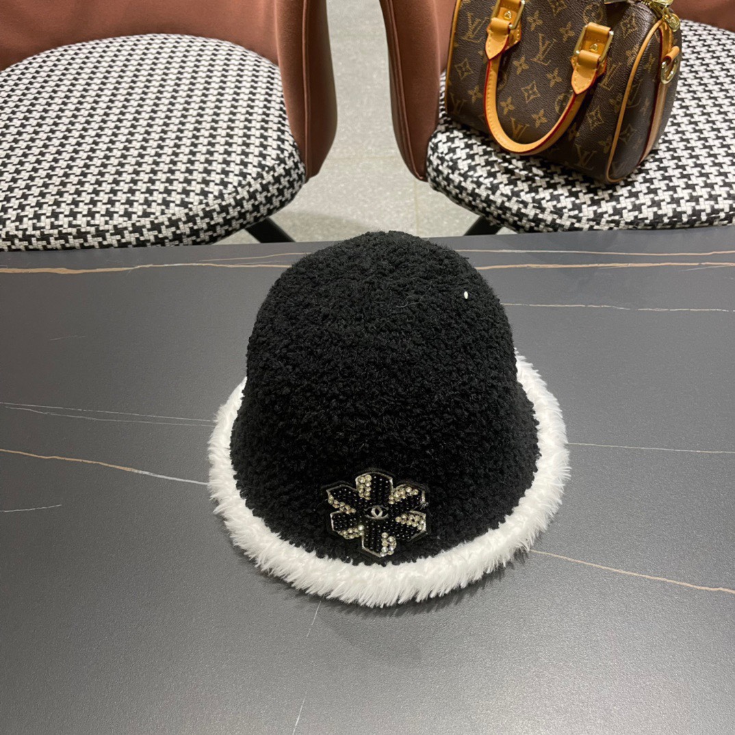 NO:217212,Chanel Chanel autumn and winter fisherman hat, micro A hat, huge and small face, looks good when worn casually. If you want to be cool, choose black and gentle, you can choose white. Wear this hat without makeup is really suitable for fisherman hat, baseball hat, knit hat, chanel, chanel, espadrilles, hats19860909香奈儿 Chanel秋冬渔夫帽 微A帽型 巨显脸小 随便戴都很好看 想要酷点选黑色想温柔气质可以选白色 素颜戴这款帽子真的很合适帽子渔夫帽棒球帽针织帽,帽子,chanel,chanel,espadrilles,hats,hat