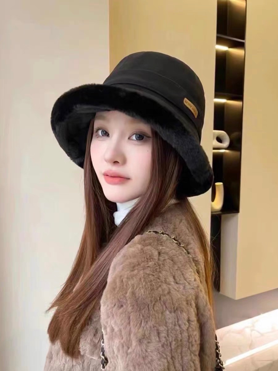 NO:217282,Celine Celine's new product fisherman's hats in autumn and winter. A must-have for autumn and winter~ The official website's new model is simple and the same-color letter L Arc de Triomphe logo, highlighting the brand tone, low-key and not exaggerated, boutique experience, full texture, soft and delicate, versatile, hat, fisherman's hat, baseball hat, knitted hat, hat, celine, celine, espadrilles, hats19860909赛琳 Celine秋冬新品渔夫帽 秋冬必入手~ 官网新款 简约的同色字母l凯旋门logo 标识 ,突出品牌調性 低調不浮誇 精品體驗 質感十足 柔軟細膩 百搭款,帽子渔夫帽棒球帽针织帽,帽子,celine,celine,espadrilles,hats,hat