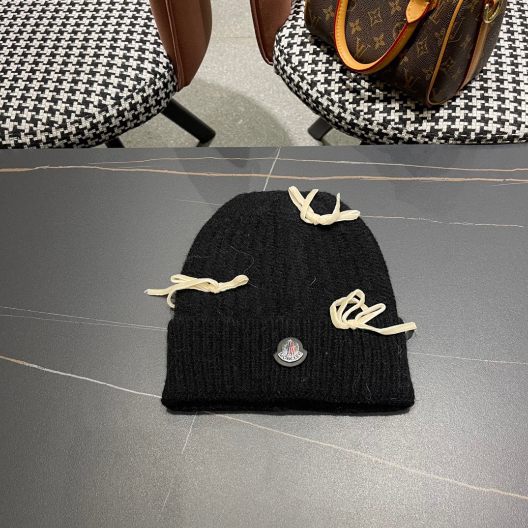 NO:218040,Mengkelai moncler covers his mouth!  Knitted wool hats, simple design has become a bonus item for my autumn and winter outfits, greatly increasing the overall matching visual fullness, hats, fisherman hats, baseball hats, knitted hats, hats, christian louboutin, Moncler, Moncler, espadrilles, hats19860909盟可睐 moncler 蒙口！针织毛线帽 简约设成为我秋冬穿搭的加分单品 大大增加了整体搭配视觉的饱满度帽子渔夫帽棒球帽针织帽,帽子,christian louboutin,Moncler,Moncler,espadrilles,hats,hat