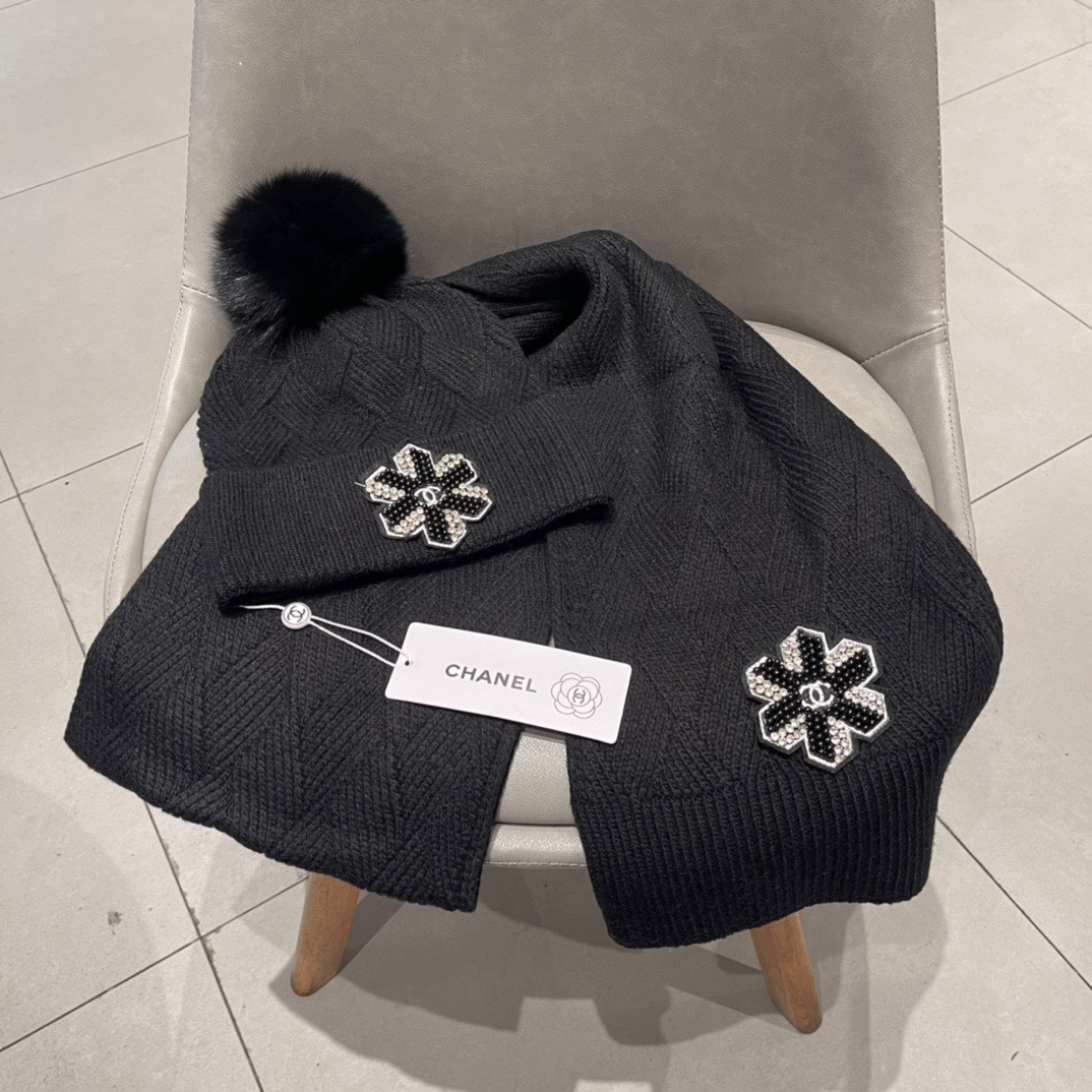 [Chanel Hats]Chanel three piece wool set: fox fur hat, scarf, gloves, classic