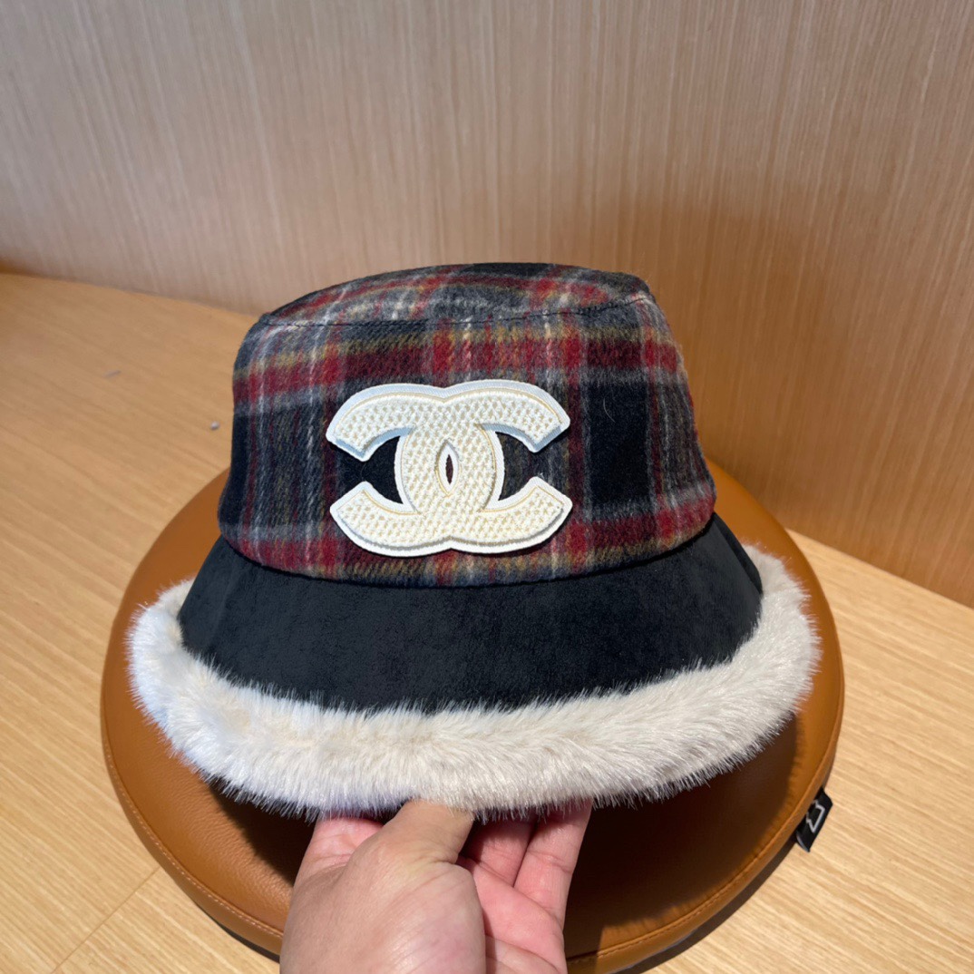 💛香奈儿 CHANEL2024新款秋冬复古格子毛绒小桶帽渔夫帽，简约字母元素超好搭配，出街单品