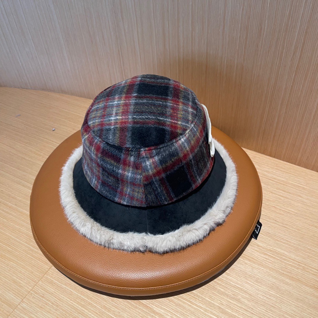 💛香奈儿 CHANEL2024新款秋冬复古格子毛绒小桶帽渔夫帽，简约字母元素超好搭配，出街单品