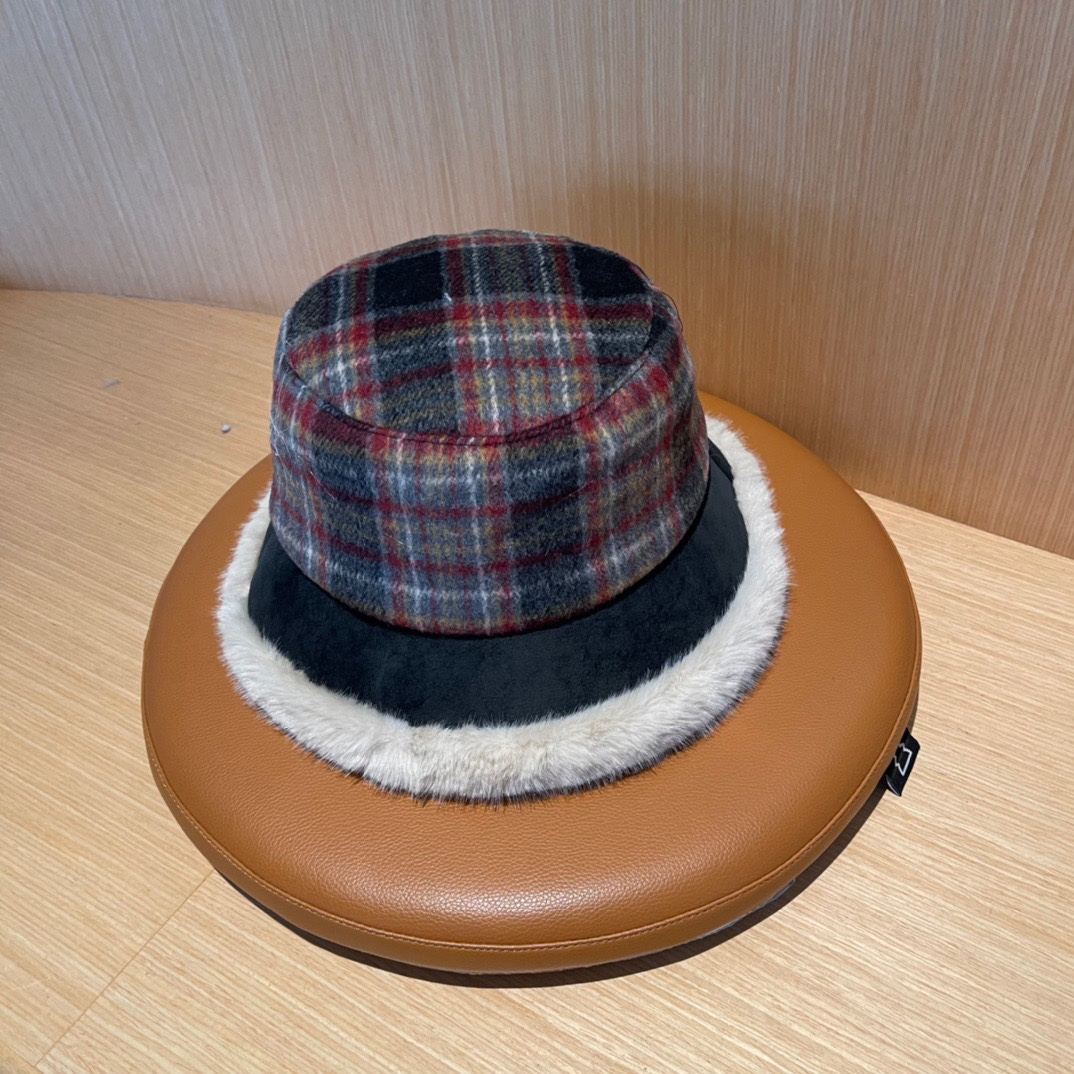 💛香奈儿 CHANEL2024新款秋冬复古格子毛绒小桶帽渔夫帽，简约字母元素超好搭配，出街单品