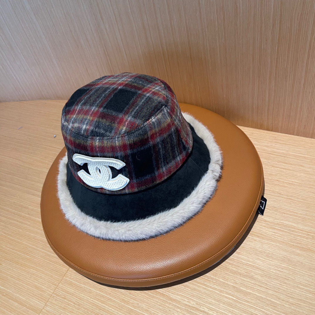 💛香奈儿 CHANEL2024新款秋冬复古格子毛绒小桶帽渔夫帽，简约字母元素超好搭配，出街单品