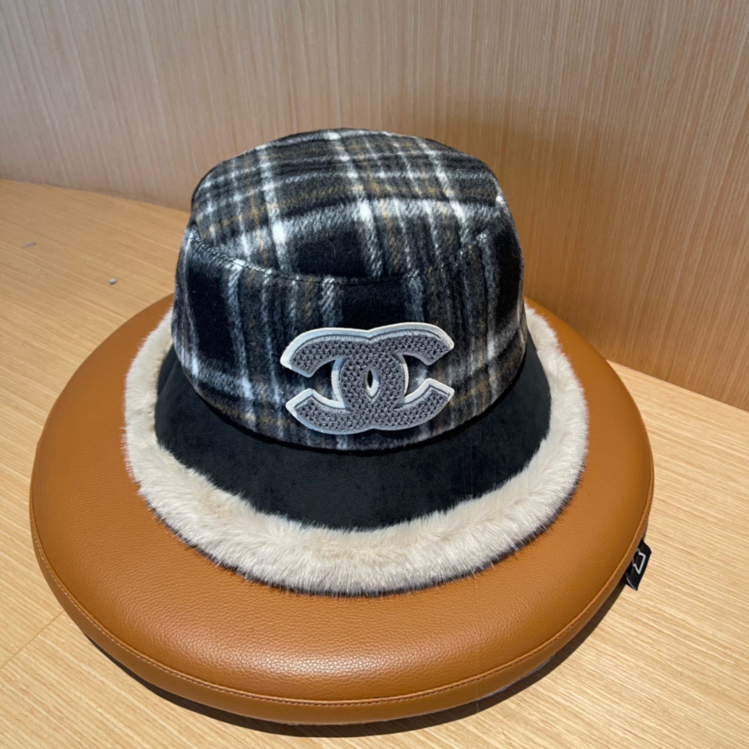 💛香奈儿 CHANEL2024新款秋冬复古格子毛绒小桶帽渔夫帽，简约字母元素超好搭配，出街单品