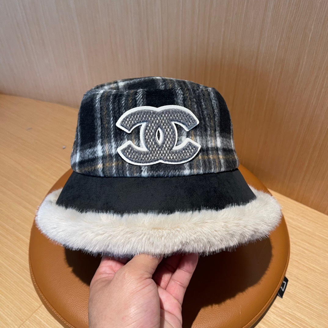 💛香奈儿 CHANEL2024新款秋冬复古格子毛绒小桶帽渔夫帽，简约字母元素超好搭配，出街单品