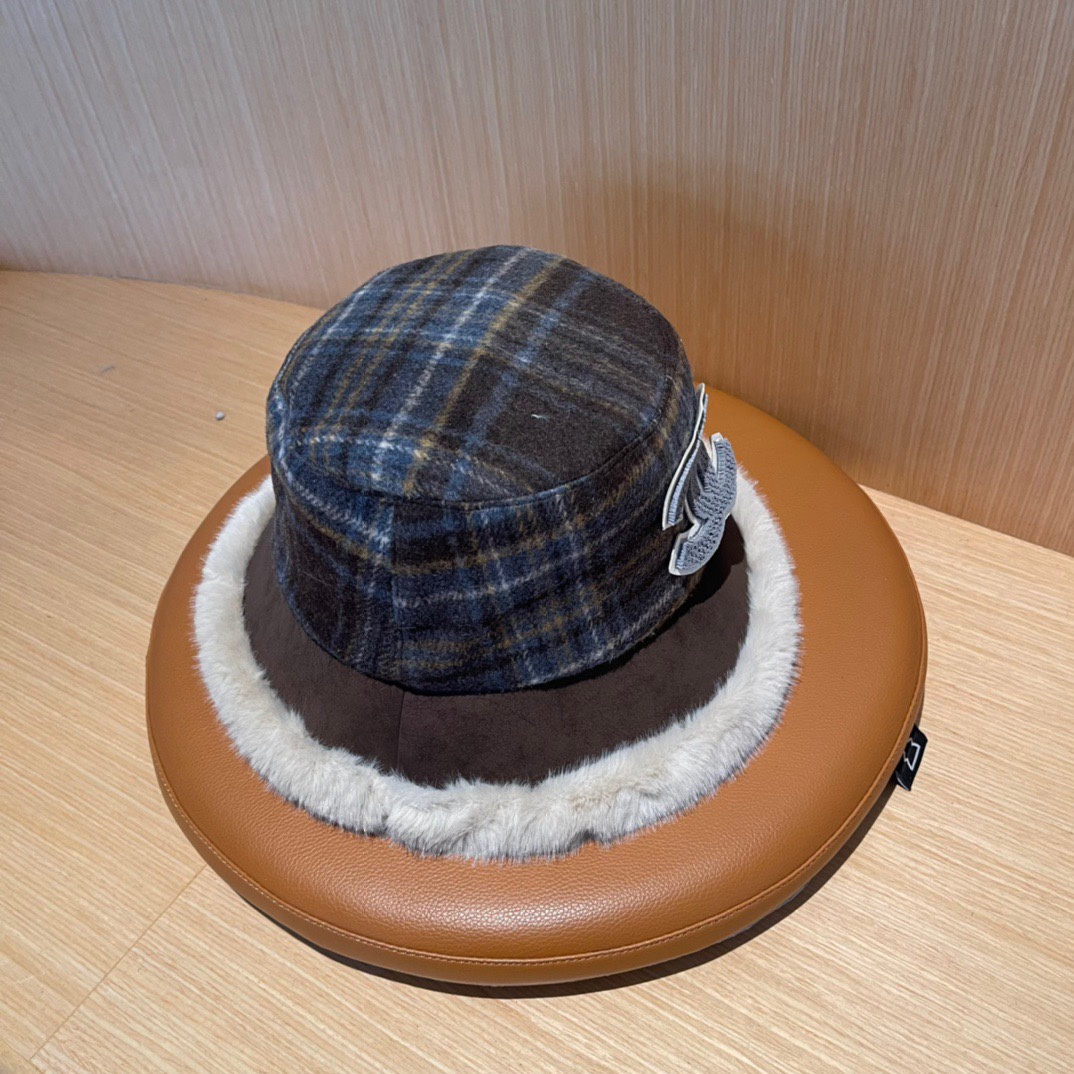 💛香奈儿 CHANEL2024新款秋冬复古格子毛绒小桶帽渔夫帽，简约字母元素超好搭配，出街单品