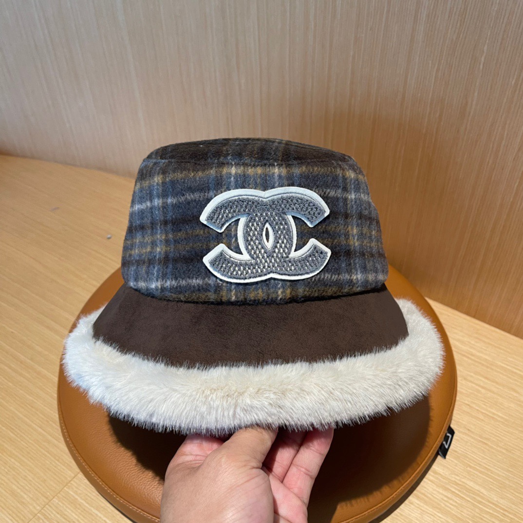 💛香奈儿 CHANEL2024新款秋冬复古格子毛绒小桶帽渔夫帽，简约字母元素超好搭配，出街单品