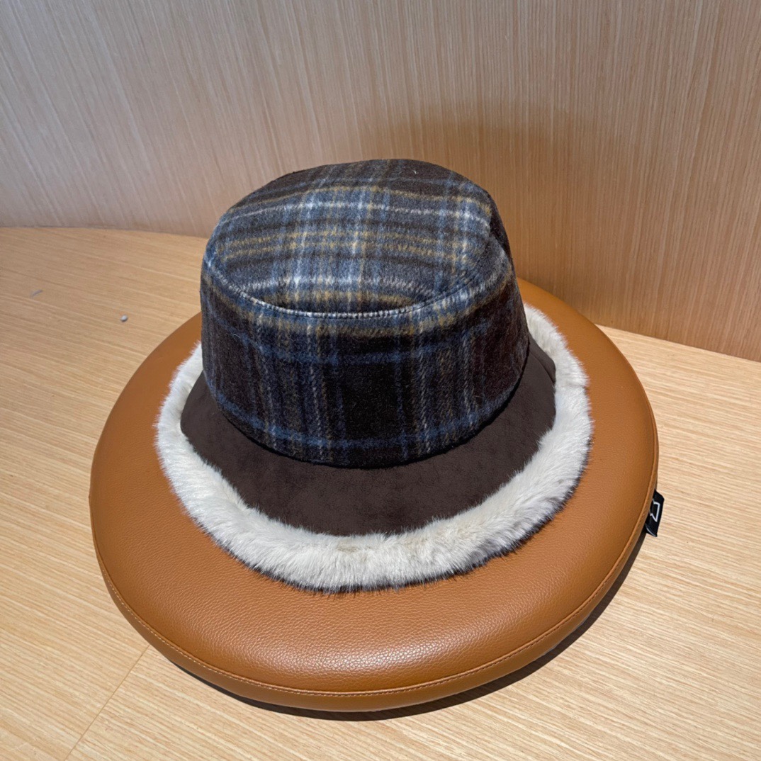 💛香奈儿 CHANEL2024新款秋冬复古格子毛绒小桶帽渔夫帽，简约字母元素超好搭配，出街单品