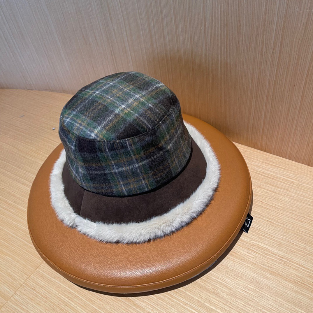 💛香奈儿 CHANEL2024新款秋冬复古格子毛绒小桶帽渔夫帽，简约字母元素超好搭配，出街单品