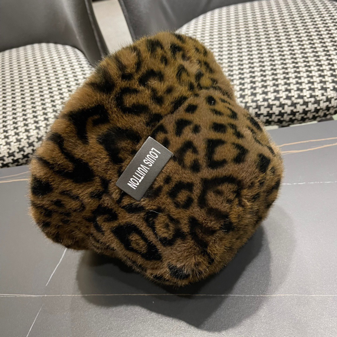 路易威登lv2024洋气豹纹毛绒渔夫帽女冬季新款百搭休闲保暖盆帽