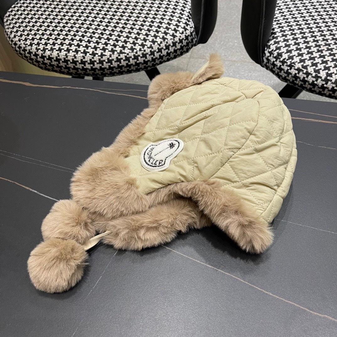 （蒙囗MONCLER】2024秋冬款东北毛绒护耳雷锋帽，加厚更保暖可爱毛球骑电动车保暖护耳帽