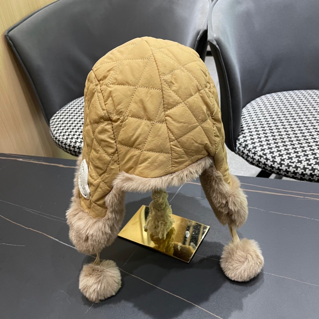 （蒙囗MONCLER】2024秋冬款东北毛绒护耳雷锋帽，加厚更保暖可爱毛球骑电动车保暖护耳帽