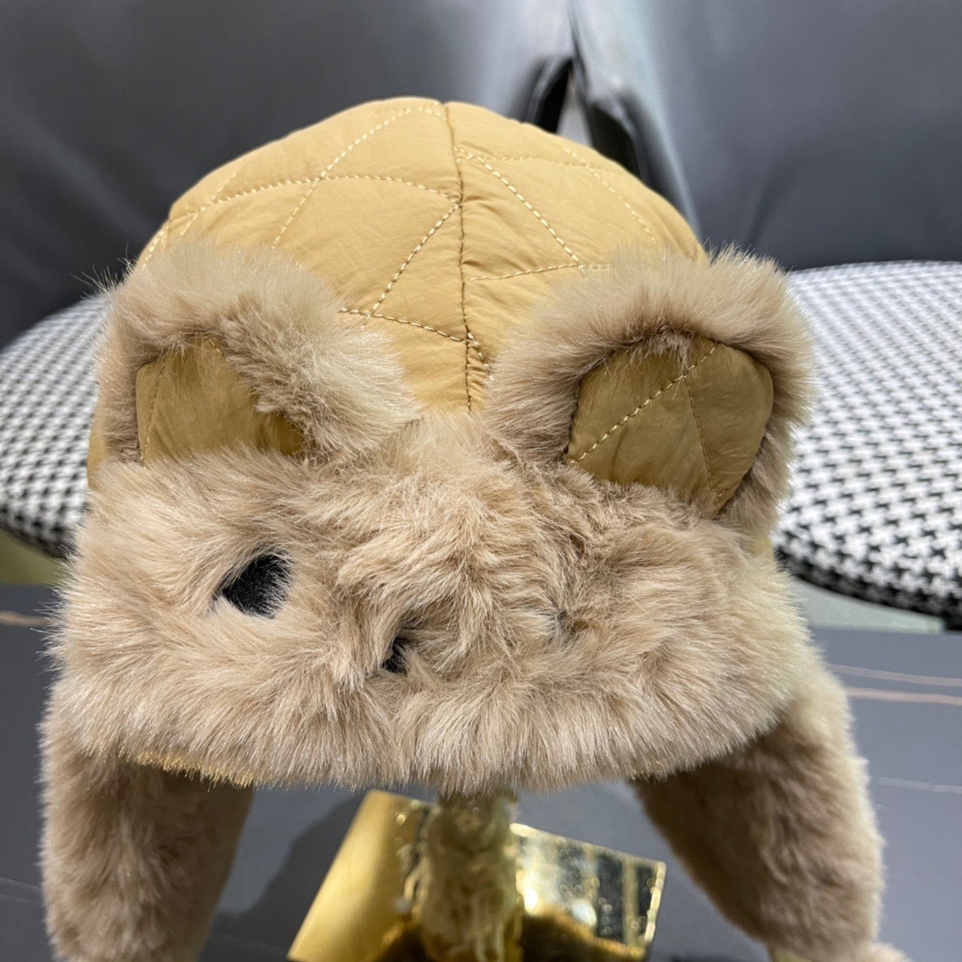 （蒙囗MONCLER】2024秋冬款东北毛绒护耳雷锋帽，加厚更保暖可爱毛球骑电动车保暖护耳帽