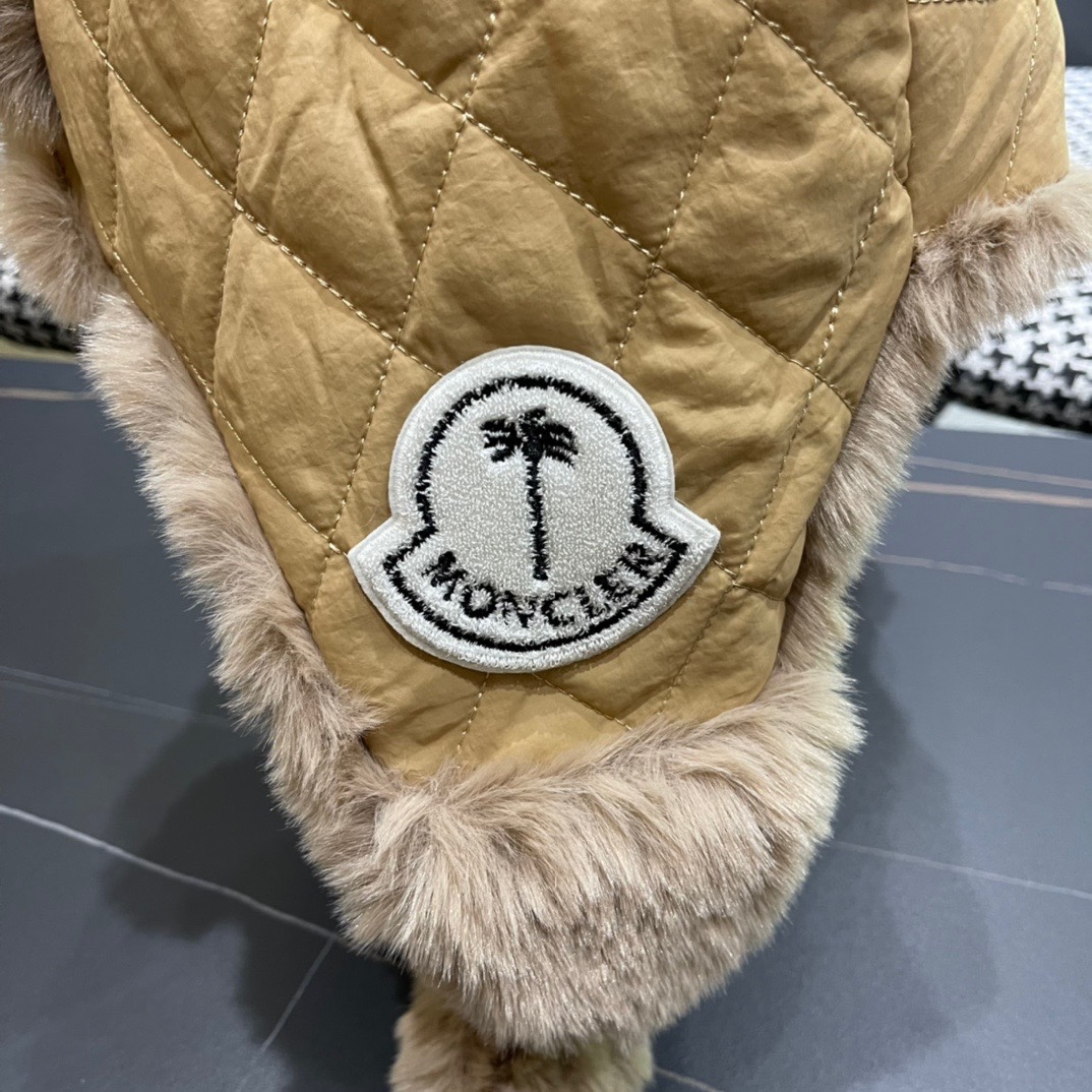 （蒙囗MONCLER】2024秋冬款东北毛绒护耳雷锋帽，加厚更保暖可爱毛球骑电动车保暖护耳帽