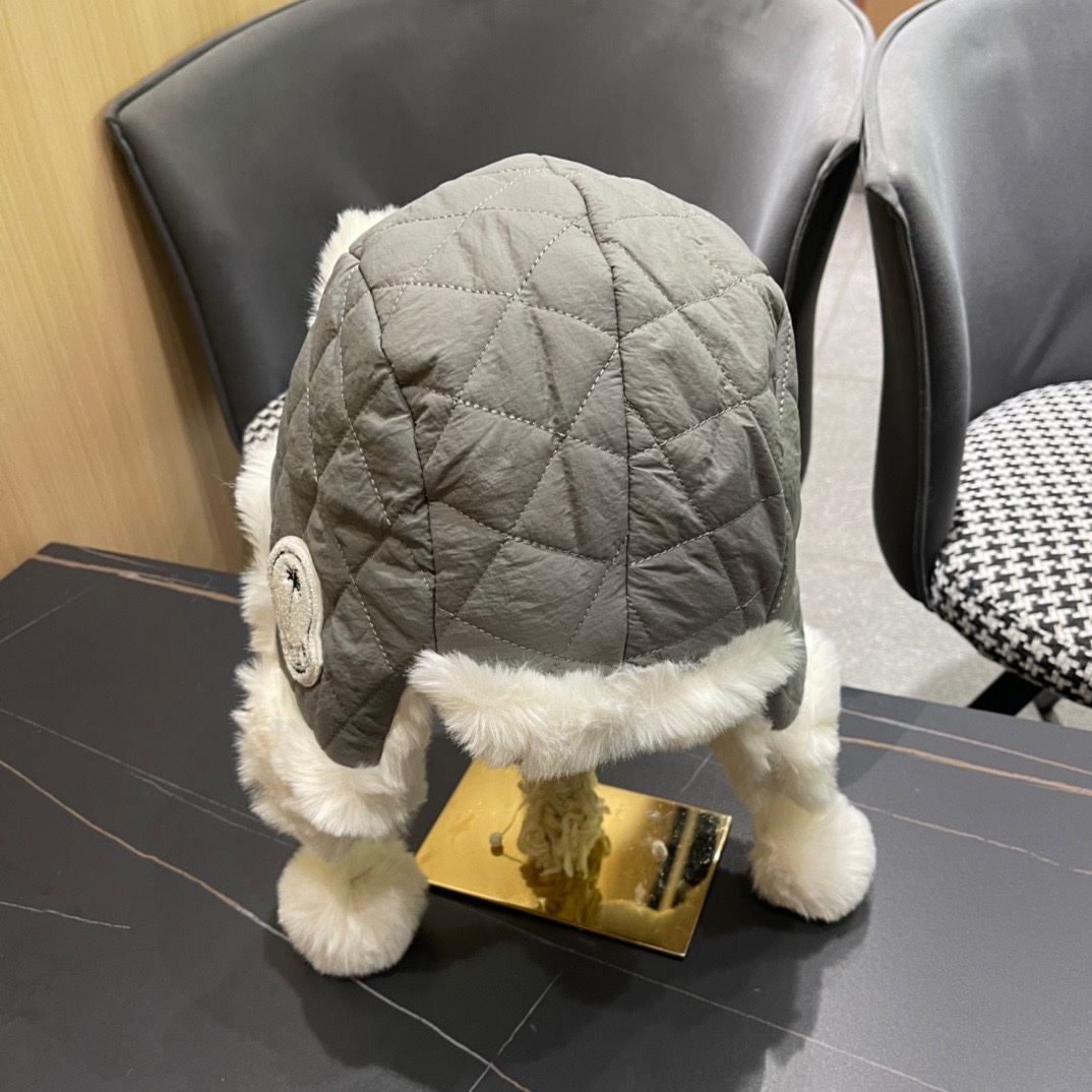 （蒙囗MONCLER】2024秋冬款东北毛绒护耳雷锋帽，加厚更保暖可爱毛球骑电动车保暖护耳帽