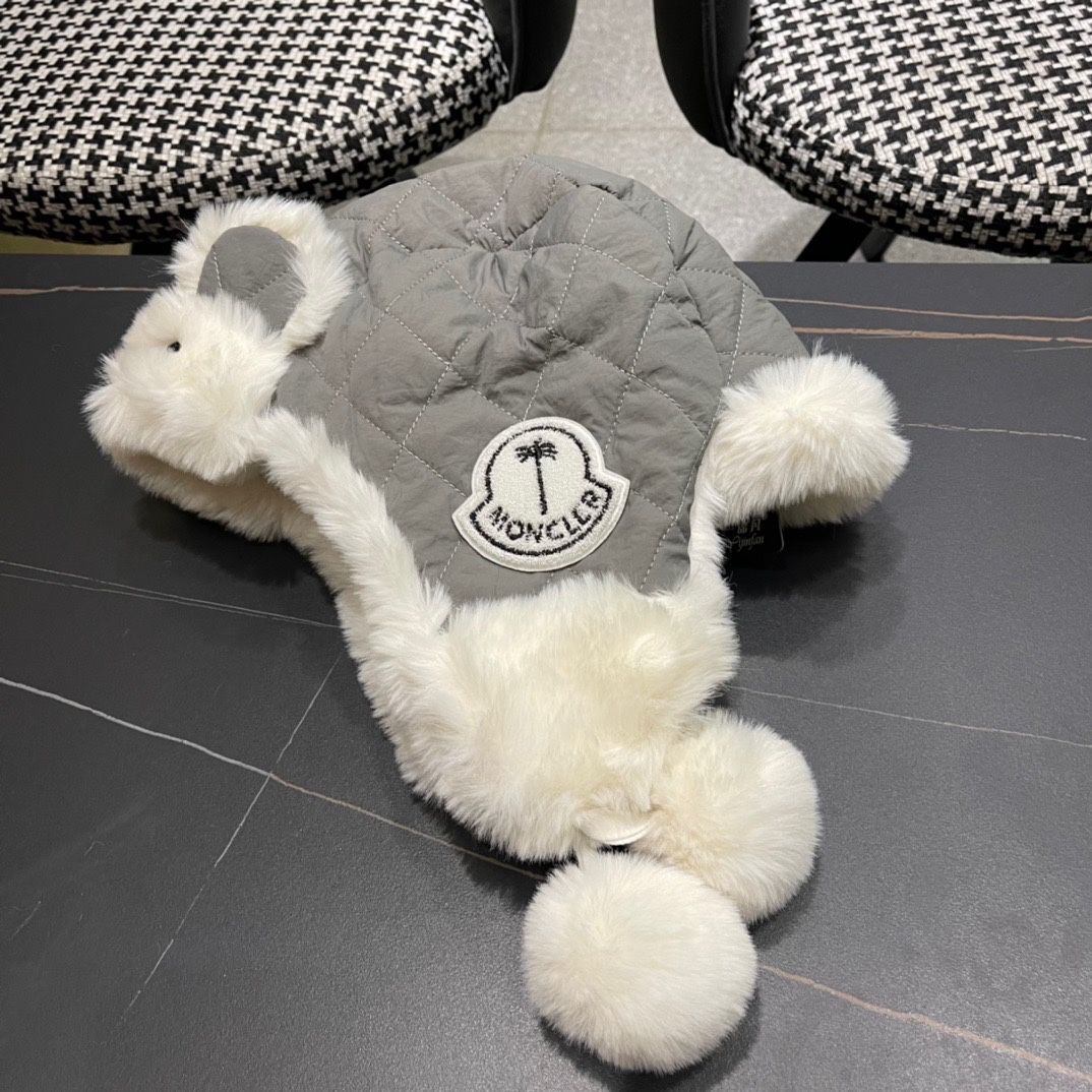 （蒙囗MONCLER】2024秋冬款东北毛绒护耳雷锋帽，加厚更保暖可爱毛球骑电动车保暖护耳帽