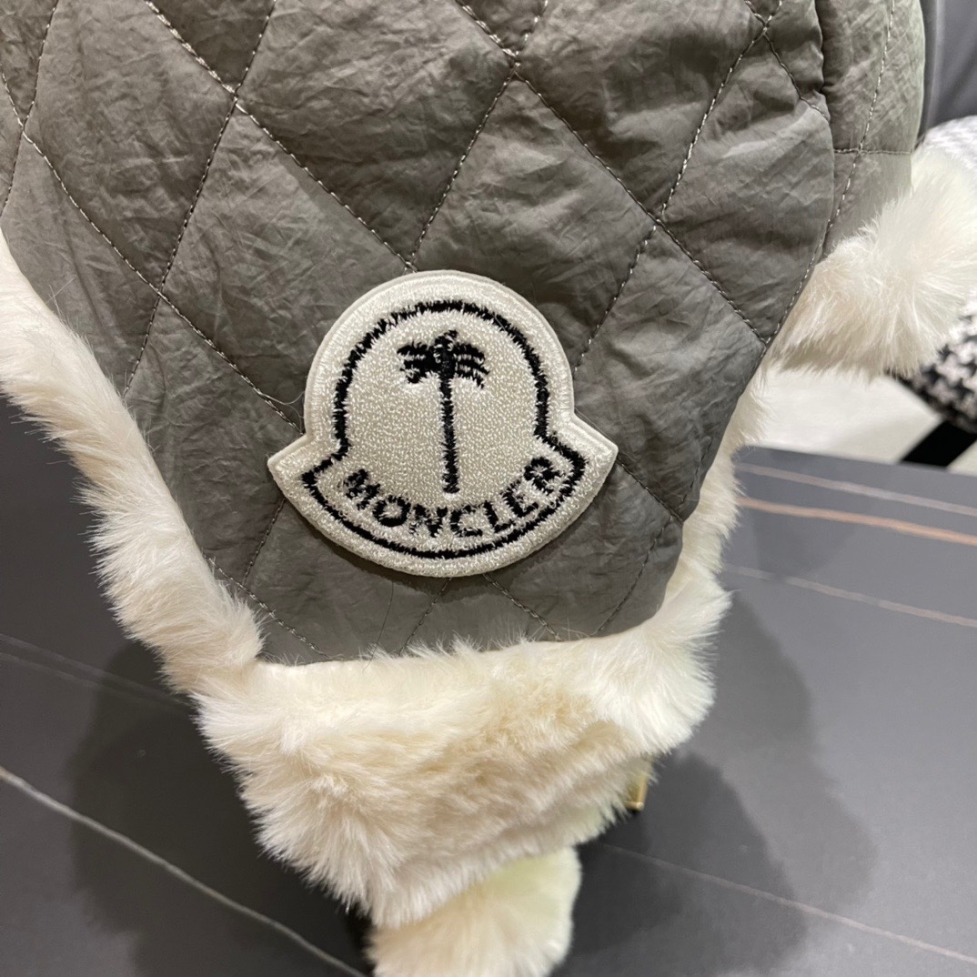 （蒙囗MONCLER】2024秋冬款东北毛绒护耳雷锋帽，加厚更保暖可爱毛球骑电动车保暖护耳帽